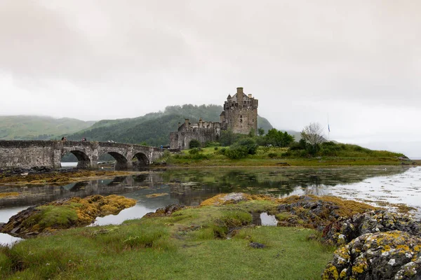 スコットランドの湖と城の幻想的な雰囲気 — ストック写真
