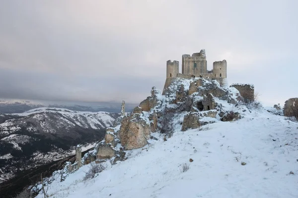 印象的な雪城のロッカ Calascio アブルッツォ州の古代の土地で — ストック写真