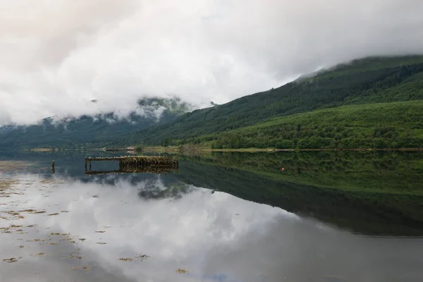 Стародавні Руїни Шотландський Озеро Охоплюються Хмари — стокове фото