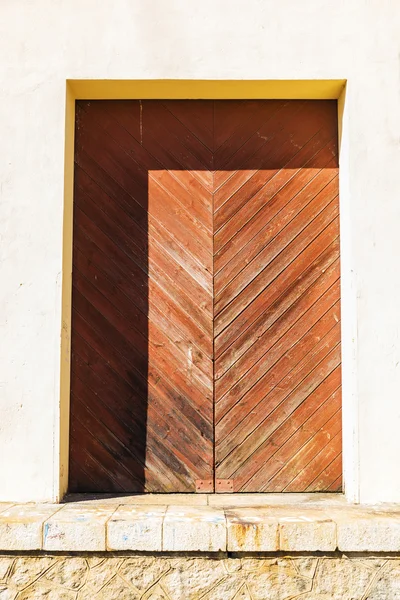 Vanha puinen ovi taustana — kuvapankkivalokuva