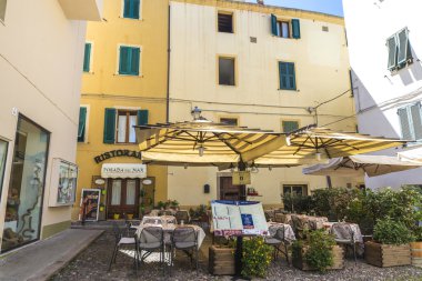 Restoran ve bar teraslar halinde Alghero, Sardunya, İtalya