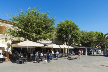 Restoran ve bar teraslar halinde Alghero, Sardunya, İtalya