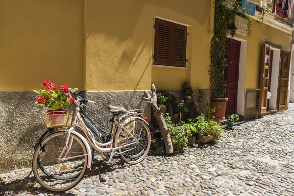 Calle del casco antiguo de Alghero, Cerdeña, Italia — Foto de Stock