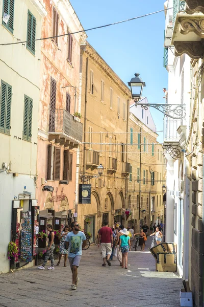 Calle del casco antiguo de Alghero, Cerdeña, Italia — Foto de Stock