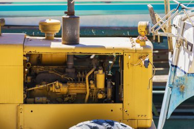 Motoru bir ekskavatör