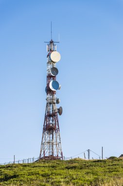 İletişim anten Kulesi bir tepe üzerinde