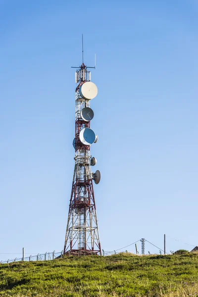 Tour d'antenne de communication sur une colline — Photo