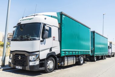 Bir sokakta park edilmiş kamyon 