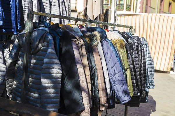 Hilera de abrigos en un mercadillo — Foto de Stock