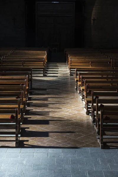 Fila de bancos de madeira dentro de uma igreja — Fotografia de Stock