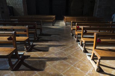 Bir kilisede ahşap banklar satırı