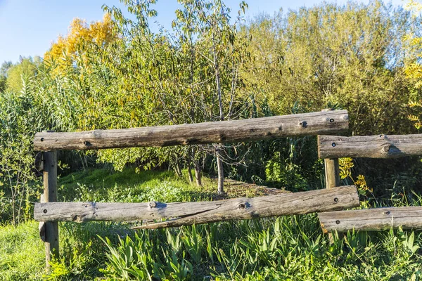 Oud houten hek in het veld — Stockfoto