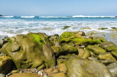İspanya kayalıklardan yakınındaki kayalık plaj