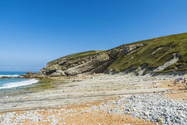İspanya kayalıklardan yakınındaki kayalık plaj