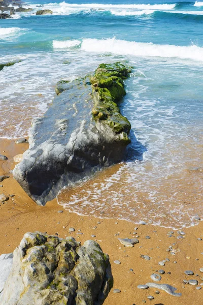 在西班牙的悬崖附近的岩石海滩 — 图库照片
