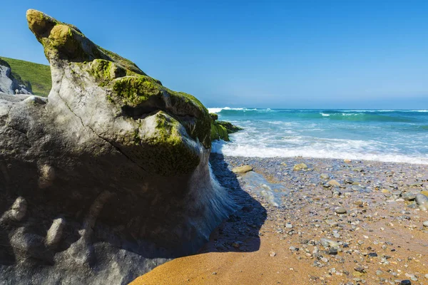 Felsstrand in der Nähe von Klippen in Spanien — Stockfoto