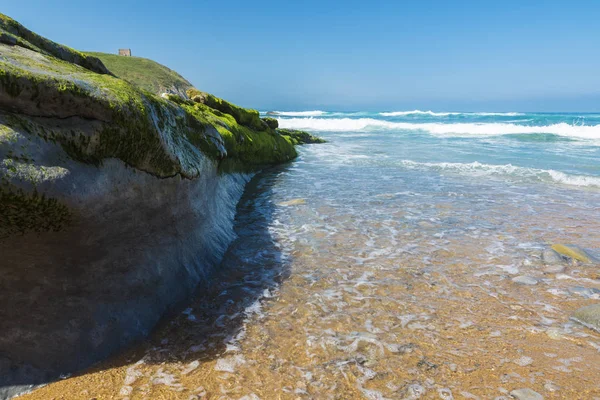 Spiaggia rocciosa vicino a scogliere in Spagna — Foto Stock