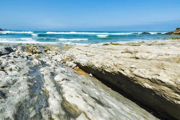 Playa rocosa cerca de acantilados en España — Foto de Stock