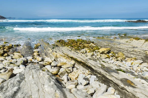 Kamienistej plaży, w pobliżu klifów w Hiszpanii — Zdjęcie stockowe