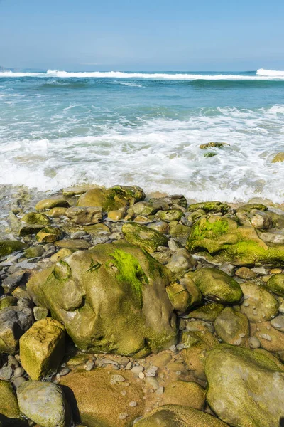 Kamienistej plaży, w pobliżu klifów w Hiszpanii — Zdjęcie stockowe