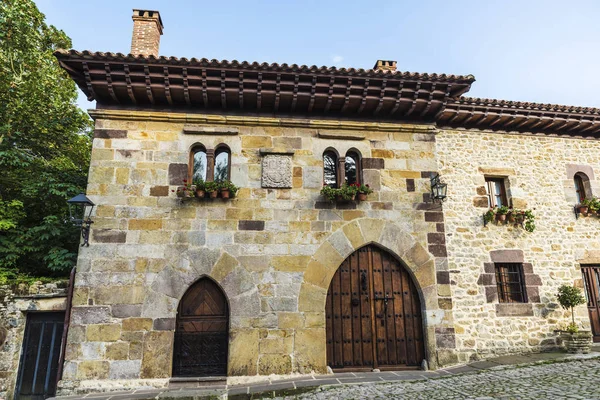 Середньовічні села Santillana-дель-Мар в Іспанії — стокове фото