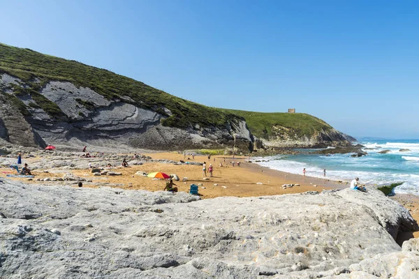 Felsstrand in der Nähe von Klippen in Spanien — Stockfoto