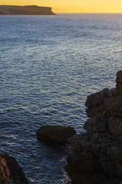 Okyanusun üzerinde güzel bir gün batımı. Denizde gün doğumu 