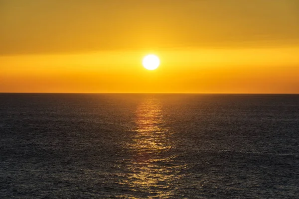 Piękny zachód słońca nad oceanem. Wschód słońca w morzu — Zdjęcie stockowe