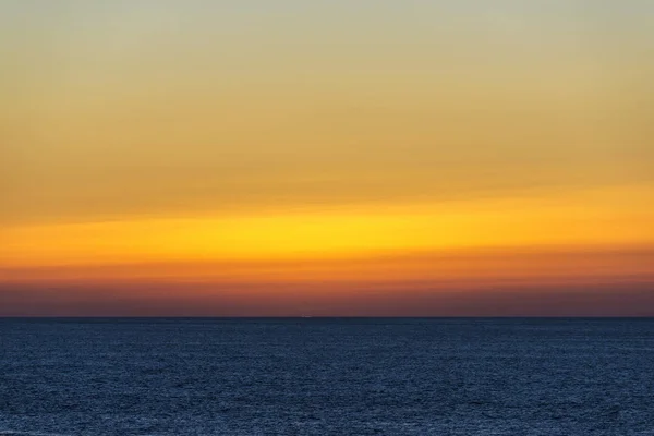Piękny zachód słońca nad oceanem. Wschód słońca w morzu — Zdjęcie stockowe