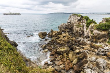 Kayalık kıyı şeridinde kayalıklarla Santander, İspanya