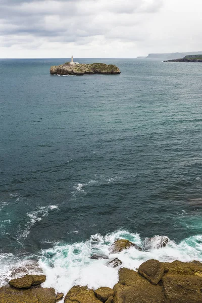Felsige Küste entlang der Klippen in Santander, Spanien — Stockfoto