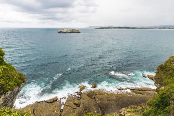 Rocky coastline along cliffs in Santander, Spain — Stock Photo, Image