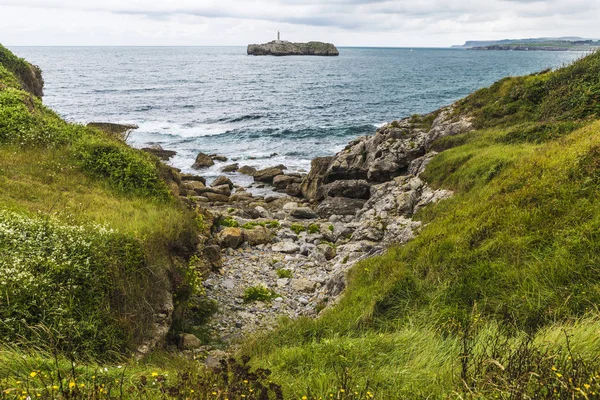 Felsige Küste entlang der Klippen in Santander, Spanien — Stockfoto