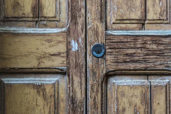 Lock on old cracked wood door — Stock Photo, Image