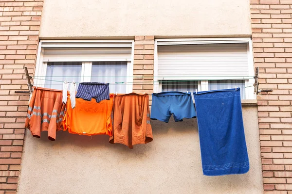 Kleding van een werknemer opknoping van een waslijn te drogen — Stockfoto