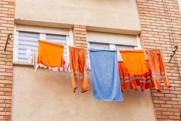 Kleidung eines Arbeiters, die zum Trocknen an einer Wäscheleine hängt — Stockfoto