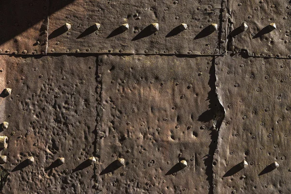 Vecchia porta arrugginita in ferro di un castello medievale — Foto Stock