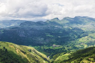 Peyzaj dağlar ve çayırlar Cantabria, İspanya