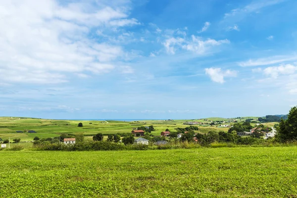 Paesaggio di prati con diverse aziende agricole in Cantabria, Spagna — Foto Stock