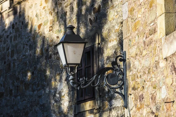 İspanya eski siyah sokak lâmbası direği — Stok fotoğraf