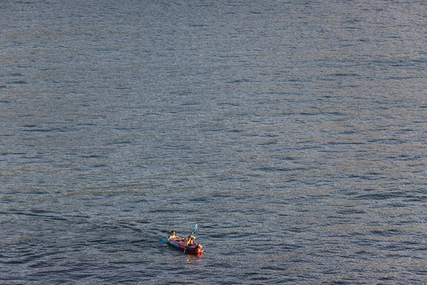 Dos jóvenes remando en un kayak en el mar —  Fotos de Stock