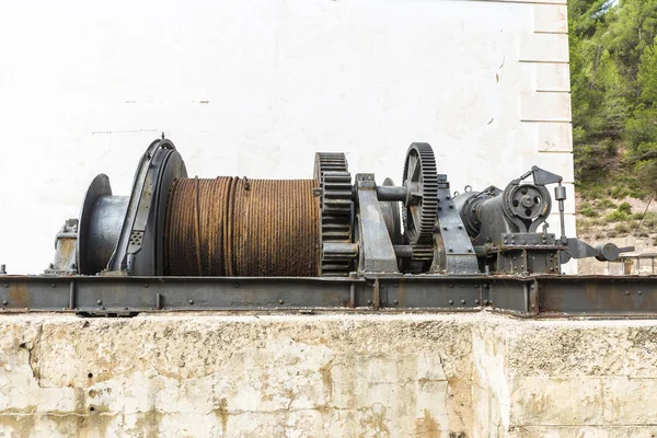 Grande sistema de polia industrial com rodas dentadas — Fotografia de Stock