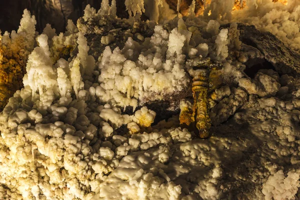 Stalaktyty i stalagmity w soli mine, Hiszpania — Zdjęcie stockowe