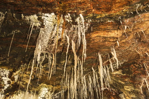 Stalaktyty i stalagmity w soli mine, Hiszpania — Zdjęcie stockowe