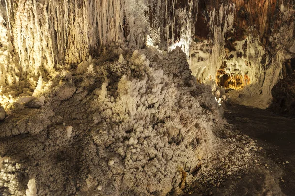 Stalattiti e stalagmiti in una miniera di sale, Spagna — Foto Stock