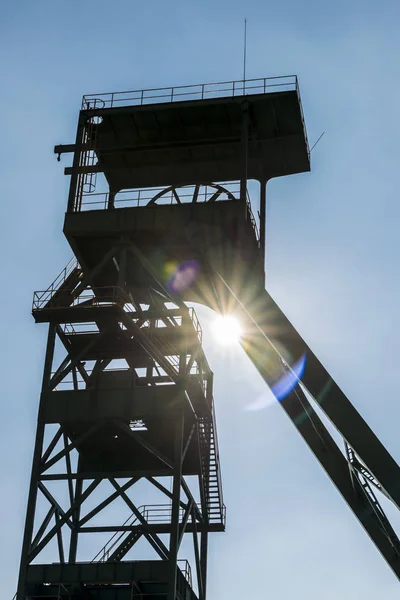 Torre de un pozo de extracción de una mina, España —  Fotos de Stock