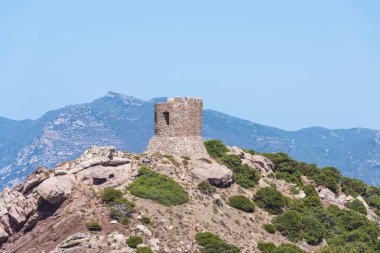 Kule bir ortaçağ kalesi, Sardinya