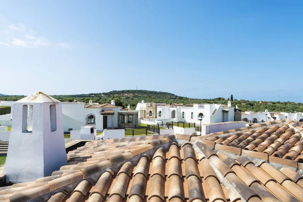 Telhados de azulejos em uma urbanização de casas, Sardenha — Fotografia de Stock