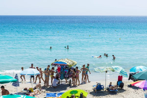 Vendedor de fatos de banho numa praia na Sardenha, Itália — Fotografia de Stock