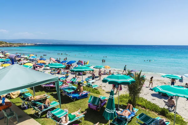 Praia cheia de banhistas na Sardenha, Itália — Fotografia de Stock